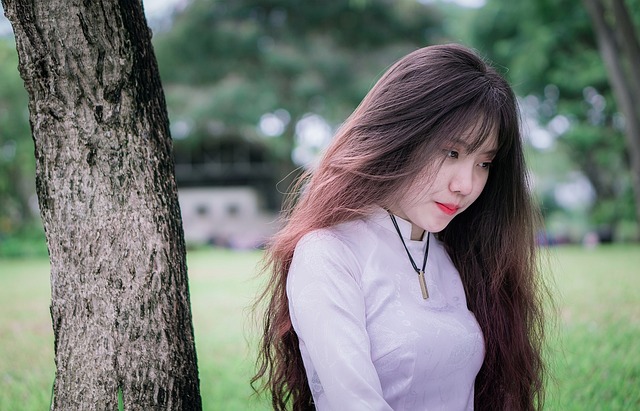 Dokument kredytowy z kalkulatorem i lupą na biurku analityka finansowego